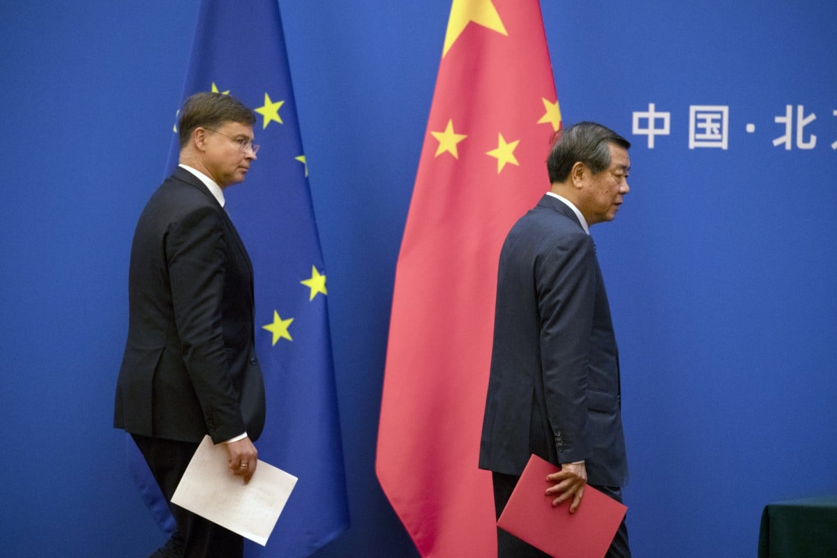 European Commission Executive Vice-President Valdis Dombrovskis and Chinese Vice-Premier He Lifeng arrive for a press conference following the 10th EU-China High-Level Economic and Trade Dialogue in Beijing on September 25. Photo: EPA-EFE